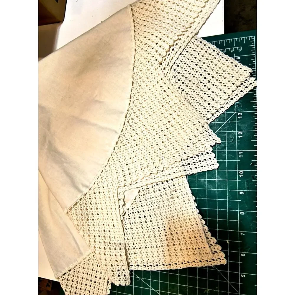 1615.  Round Tablecloth Crochet Diamond Point Trim